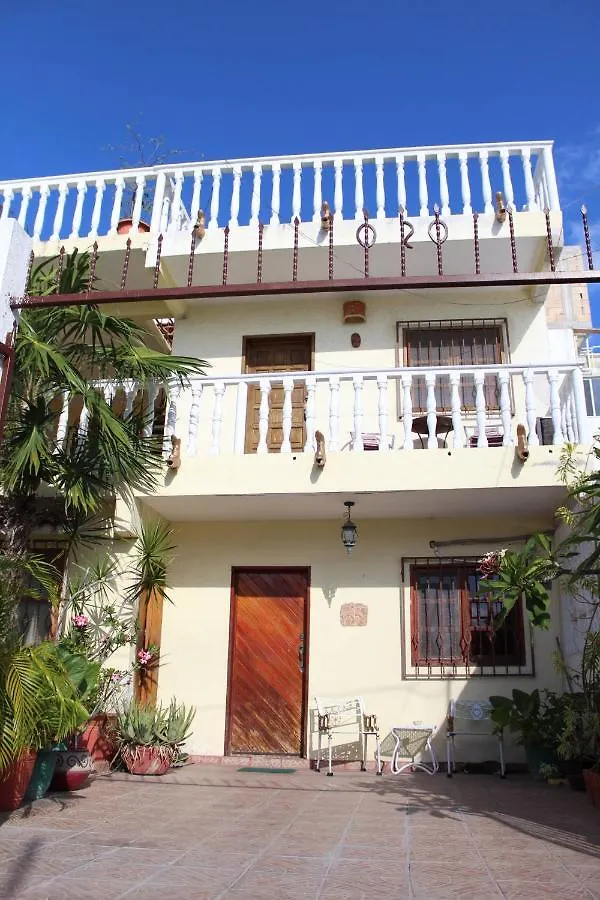 Cancun Guest House 2 0*,